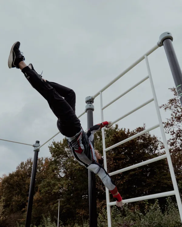 Human flag met rode Croffit wristwraps