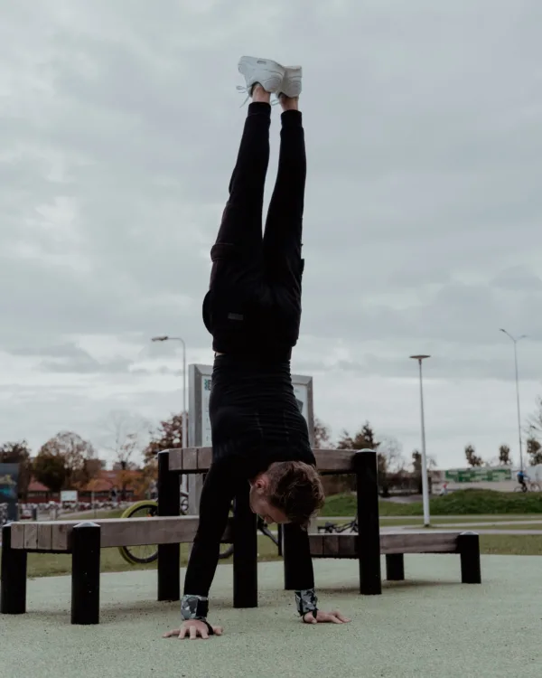 Handstand met Croffit wristwraps camo