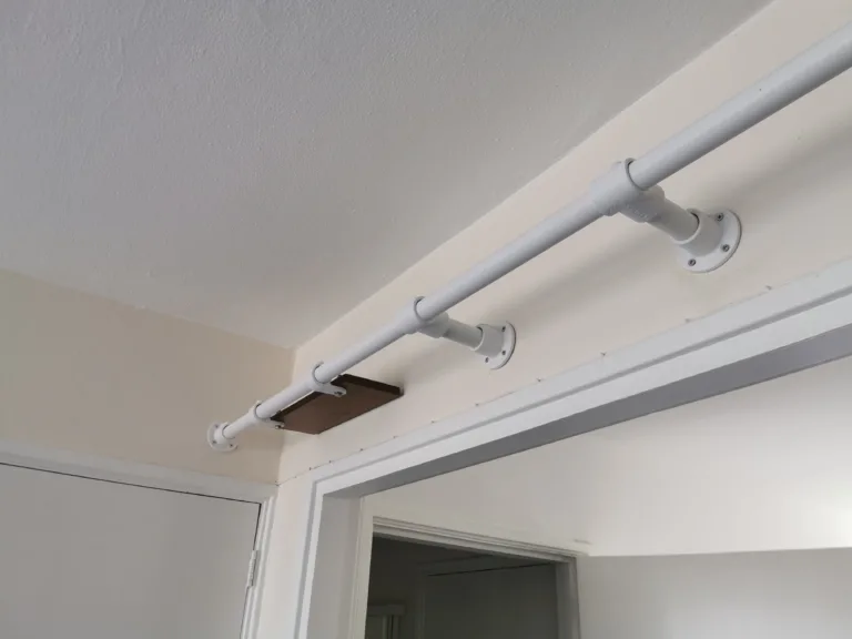 Optrekstang op maat met decoratieplanken door Croffit