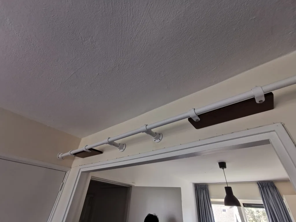 Optrekstang op maat met decoratieplanken door Croffit